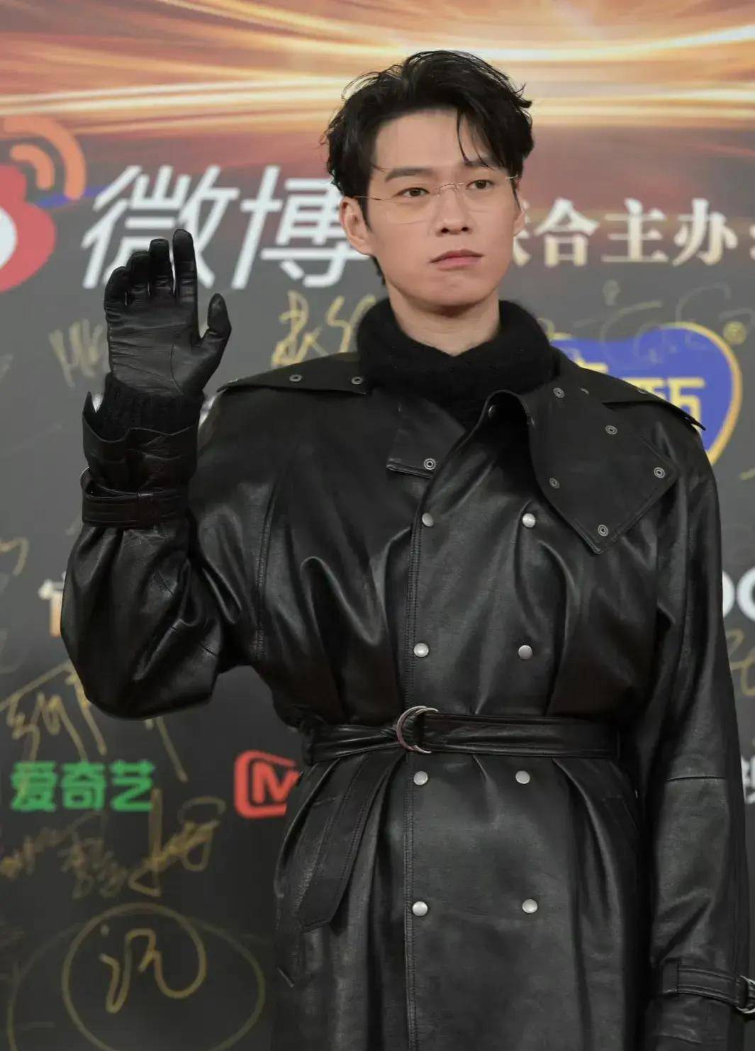 微博之夜官方男女明星红毯造型top5,魏大勋曾舜晞杨幂周冬雨上榜_肖战