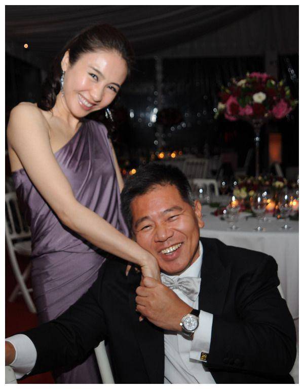 52岁黎姿庆祝结婚15周年!