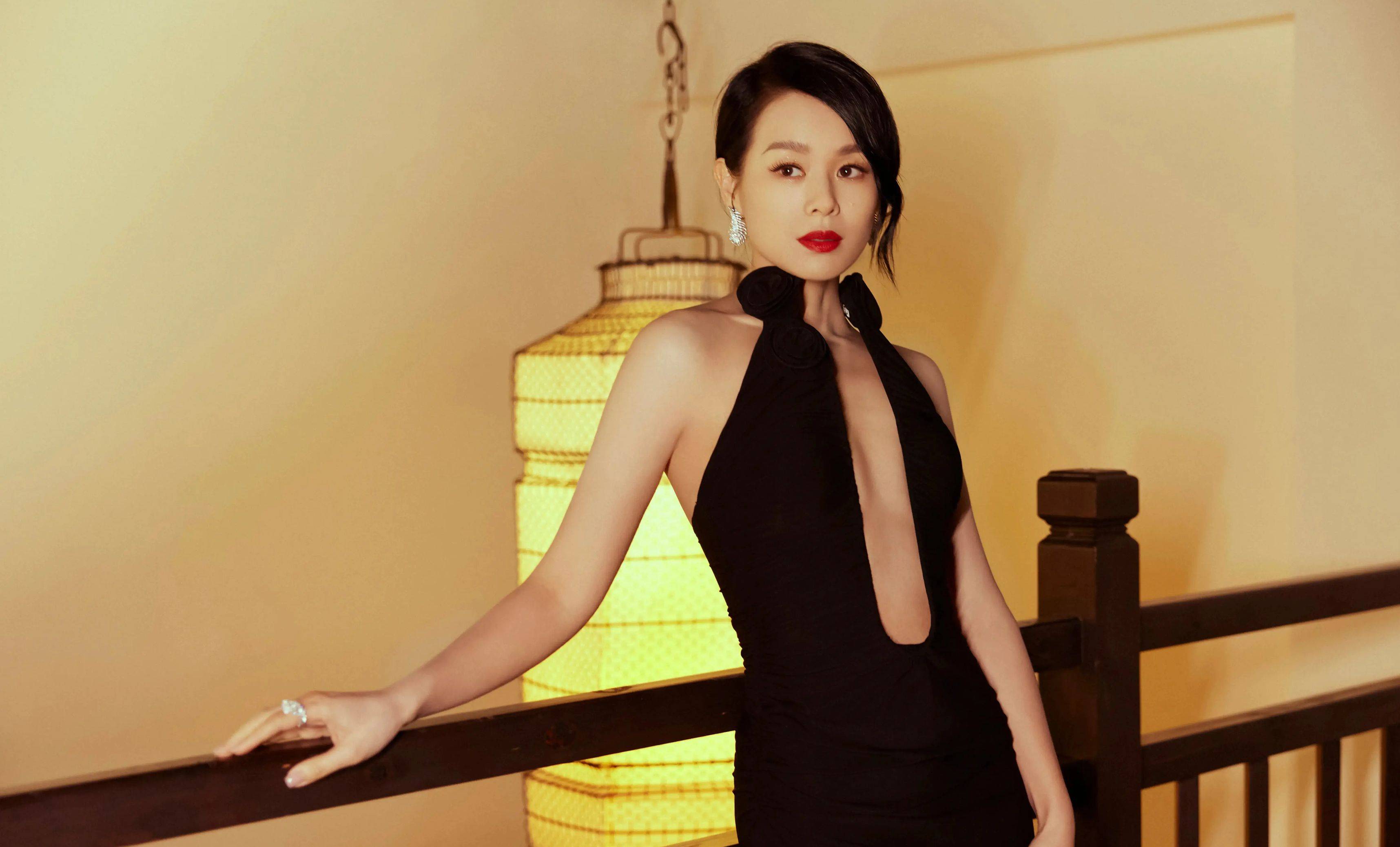 胡杏儿穿深v礼服秀事业线 优雅性感女人味十足_造型_魅力_时尚