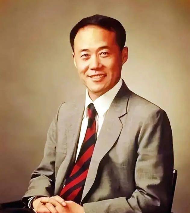 王石与田朴珺是一对老夫少妻,王石的第一任妻子叫王江穗,两个人的女儿