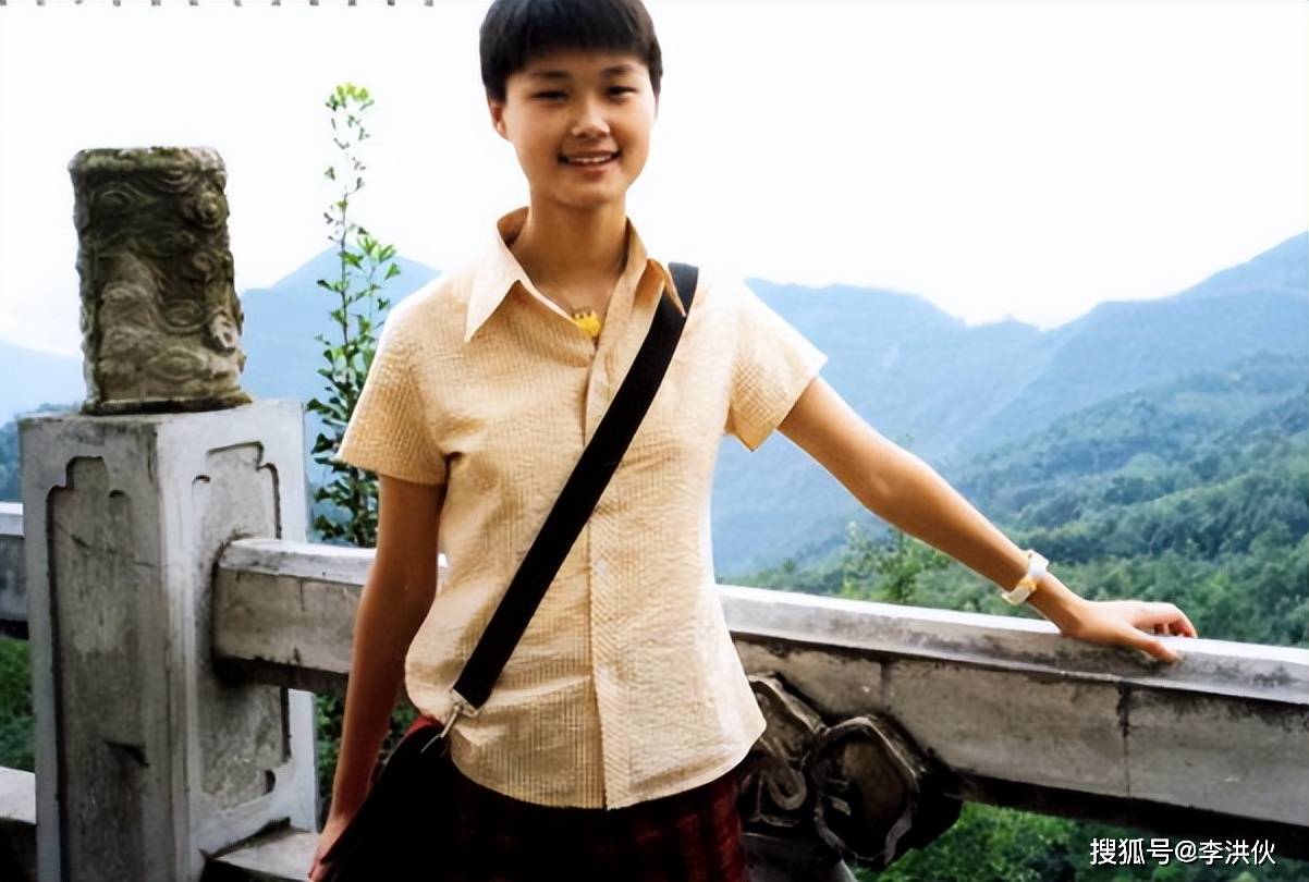 虽然在李宇春小时候得过一些歌唱比赛的奖,但家里的人都以为她只是