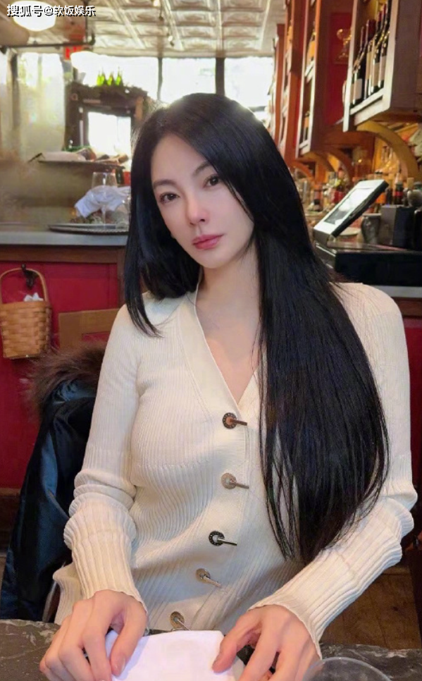 36岁女星张雨绮现身浙江吃火锅!