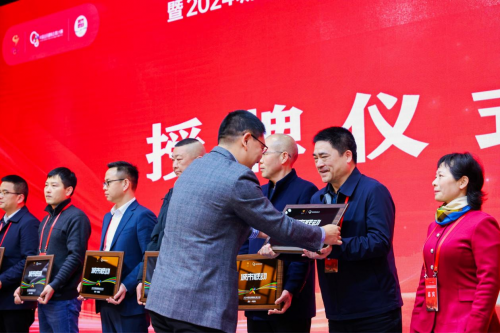 之后,由体育总局社体中心副主任,纪委书记李海钢,湖南省体育局二级