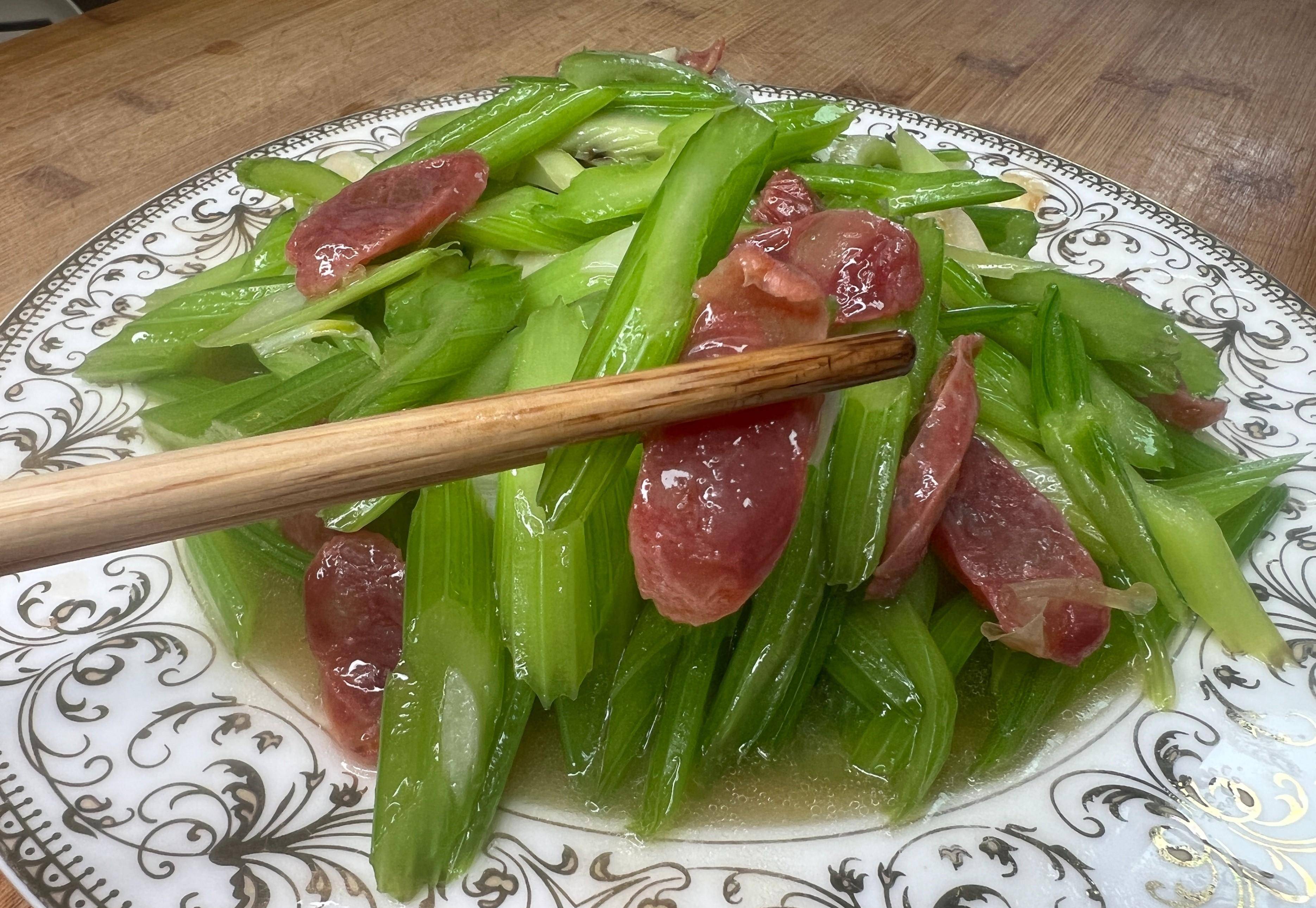 2根廣式香腸,1塊錢芹菜,簡單炒炒,顏色鮮亮,爽口開胃