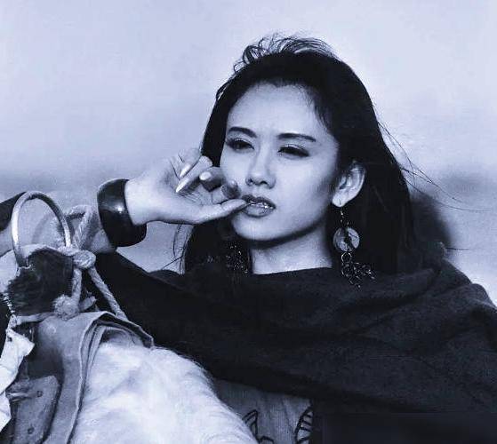 杨丽萍28年前旧照曝光,裹一块白布跳舞,不戴帽子惊艳众人_网友_梅超风