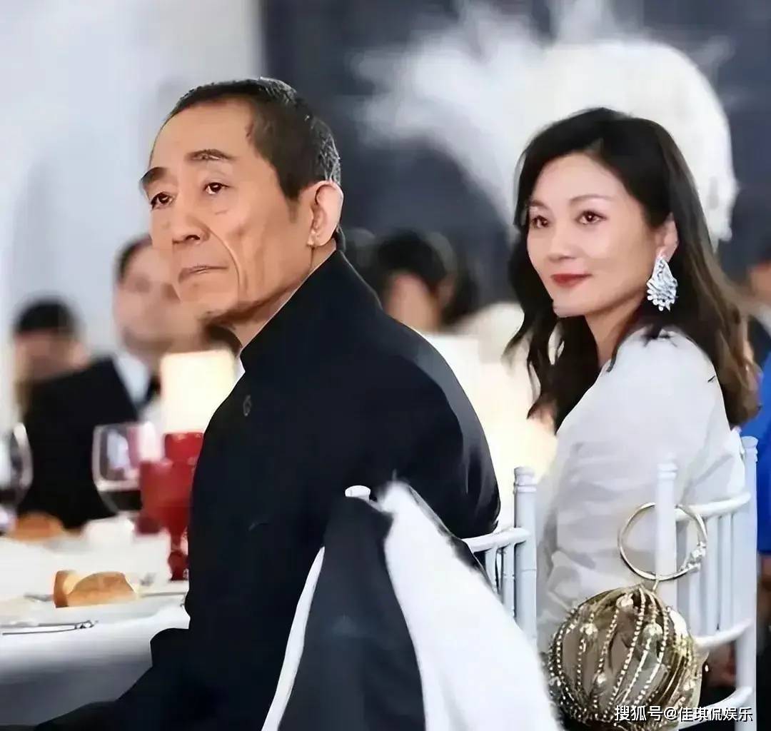 张艺谋现任妻儿和前妻之女同乐!好幸福!罕晒三世同堂大合照!
