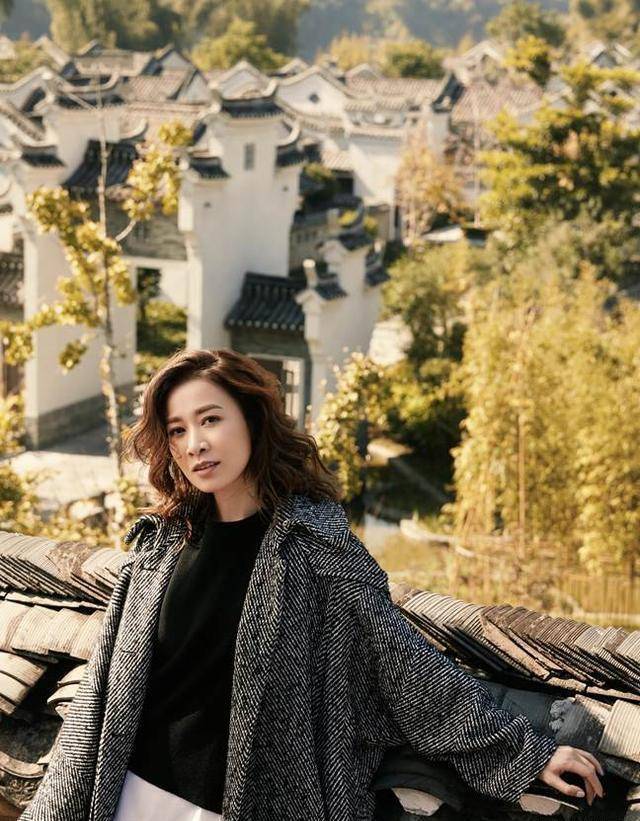 佘诗曼机场照片"曝光",穿破洞背带裤超级减龄,看不出真实年龄_的设计