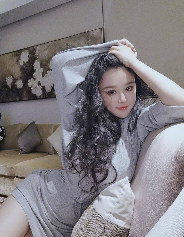 冉莹颖深夜发美照,烫大波浪变"洋娃娃",邹市明坐旁边一声不吭_灰色_黑