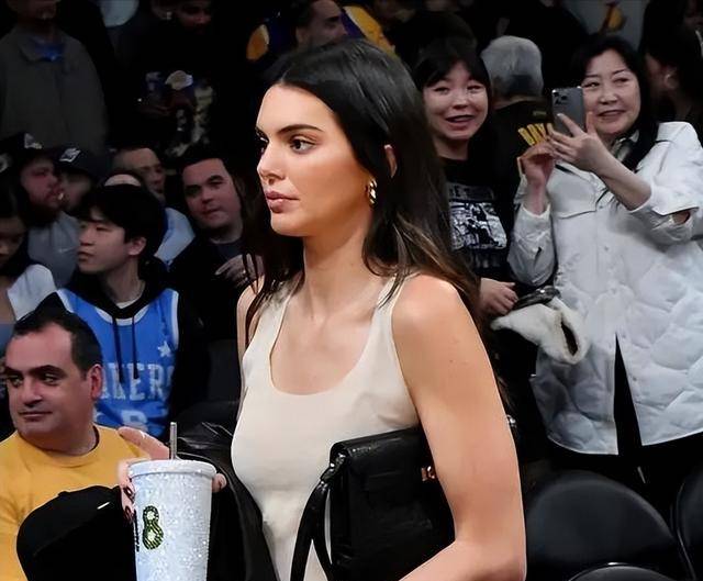 布克的前女友詹娜在nba比赛中观战,迷人的眼神和闺蜜们出色亮相!