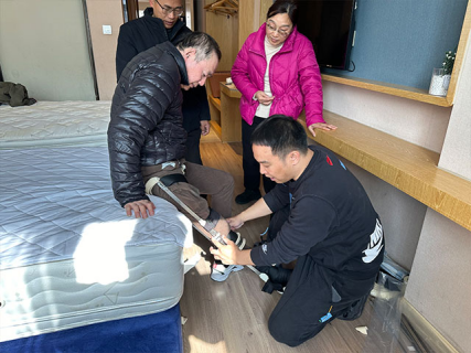 钟惠豪:不辞辛劳,为全国儿麻患者量身定制自由行助行器