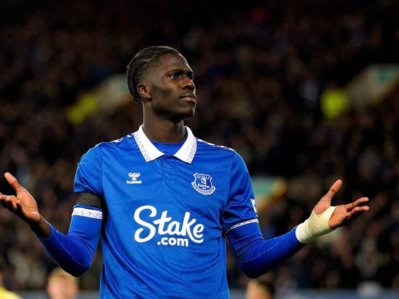 巴塞罗那面临争夺埃弗顿中场球星阿马杜·奥纳纳的转会战_财务_德科