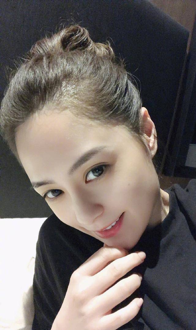 照片各个角度都有,不论什么谜之角度都可以稳稳驾驭,阿娇的颜可谓真的