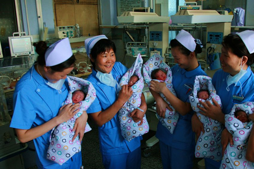 38岁孕妇喜获五胞胎,听到爸爸给孩子起的名字时,家人都沉默了_茹姐_小