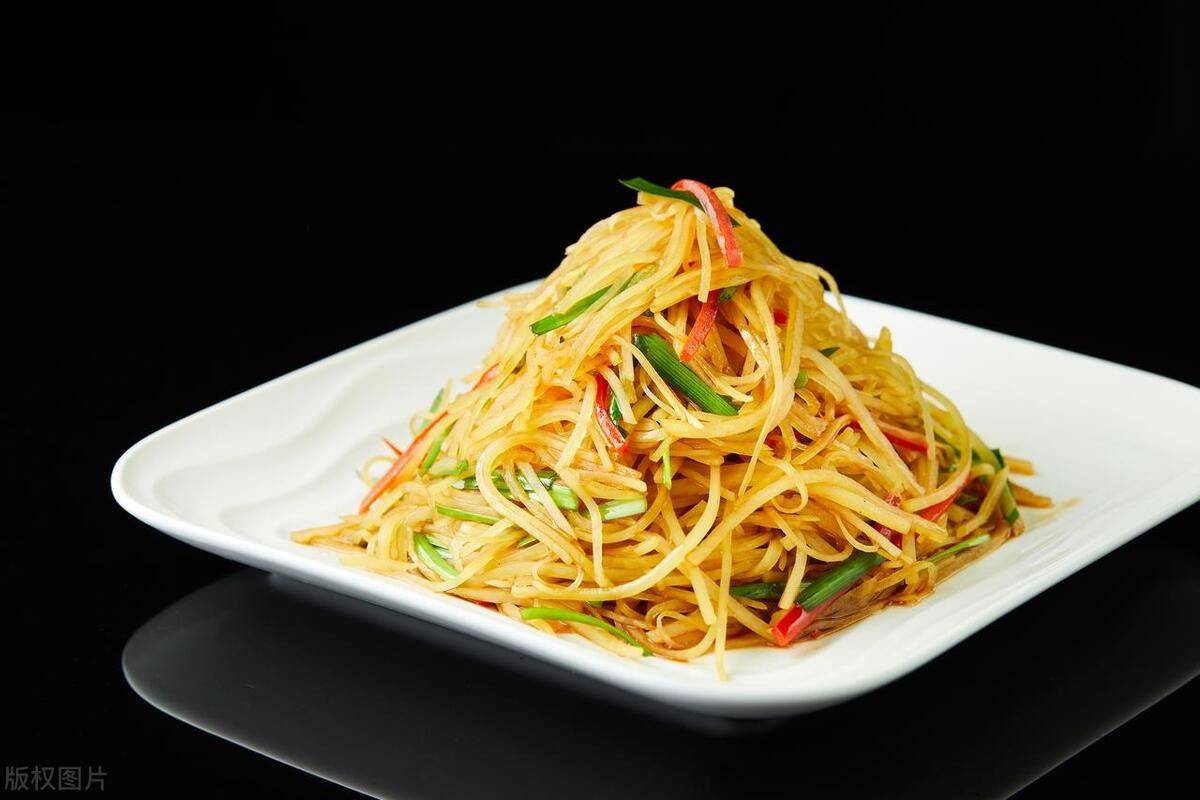 家常美食,香辣可口的葱香土豆丝(微辣版)的制作与烹饪技巧_辣椒_口感