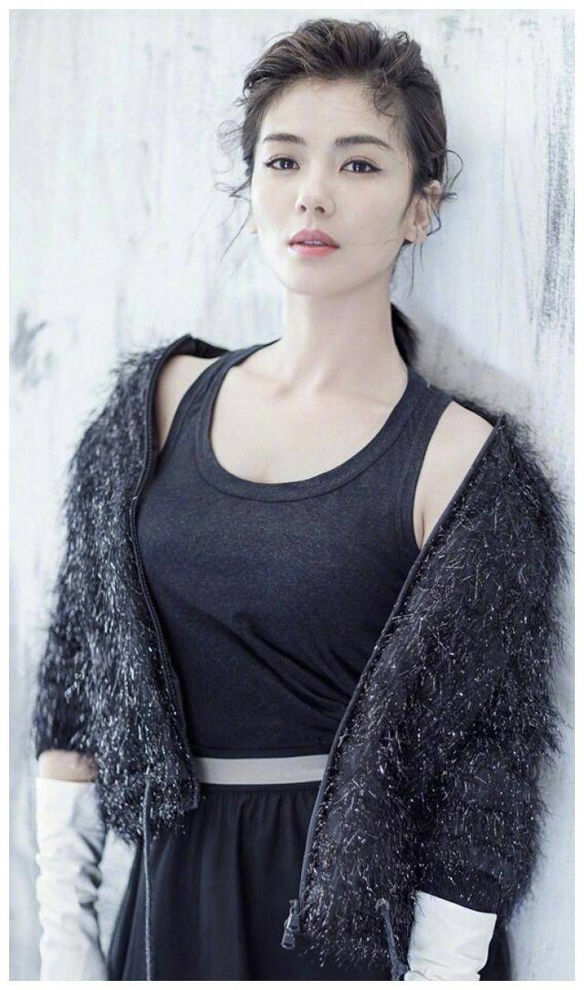 赵丽颖最新动态引热议!嘴歪脸僵牙齿白,是过度医美还是整容了?