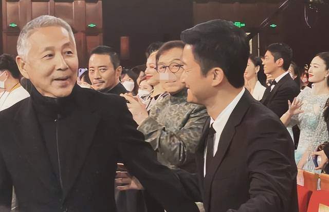 当时冯小刚积极宣传《芳华》,还让主演苗苗现场给大家跳一段,苗苗面露