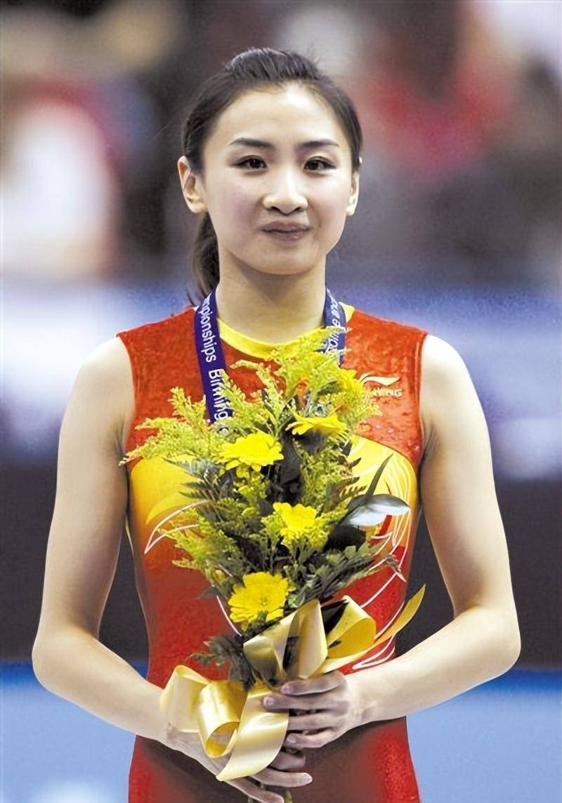蹦床公主何雯娜:19岁夺奥运冠军,和陈一冰拍婚纱照,现状如何?
