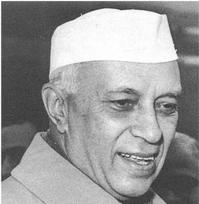 甘地最后的日子:用低成本换来独立,最后却惨遭刺杀,百万人送行_尼赫鲁