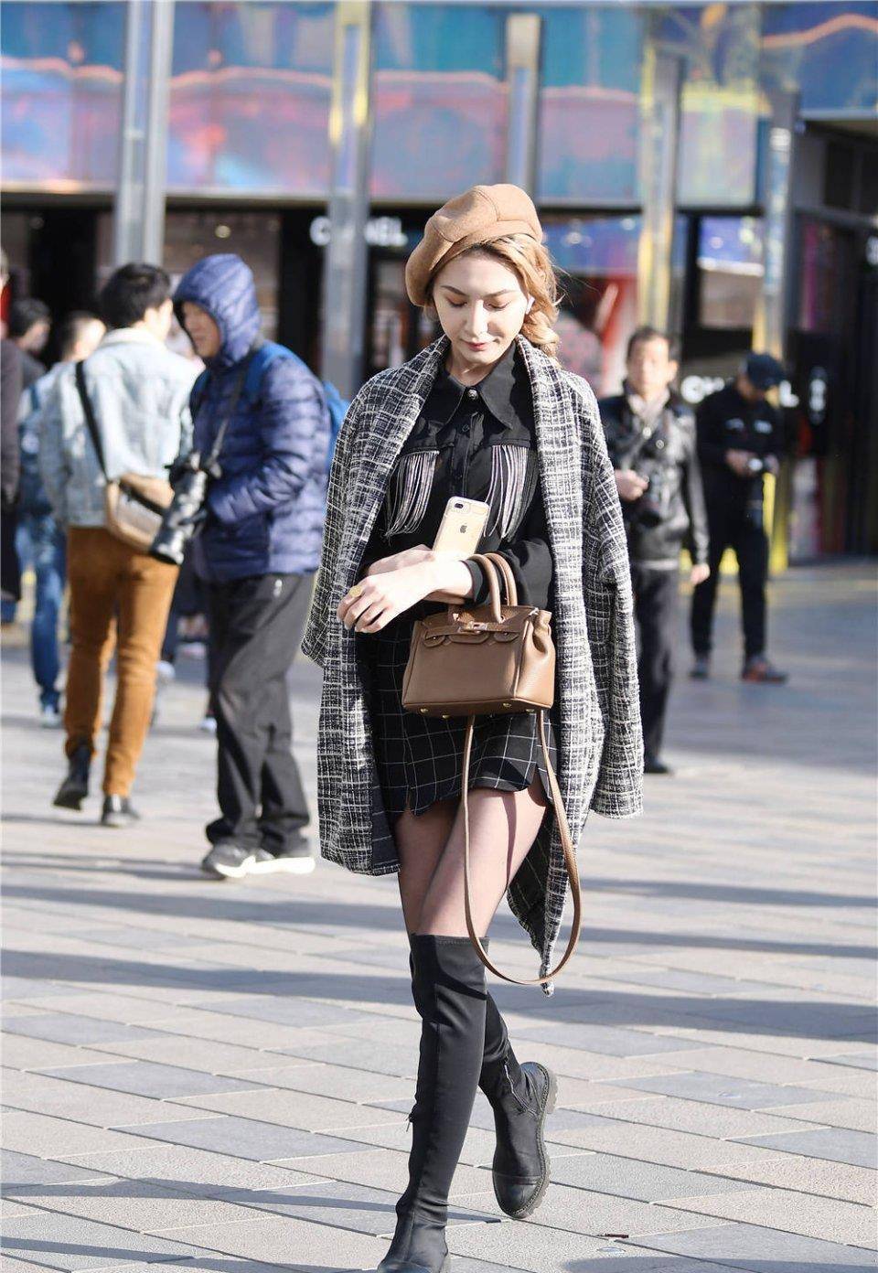 早春时节,可以选择长靴来搭配,过膝款式更保暖_黑色_风格_美女