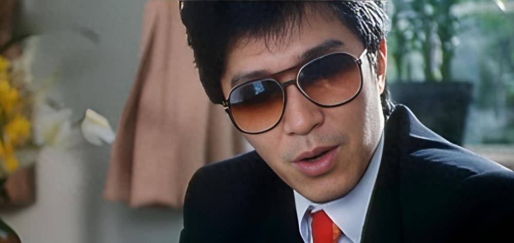 周星驰穿着黑色西装,红色领带,戴上蛤蟆镜,尽显男性独特魅力_照片