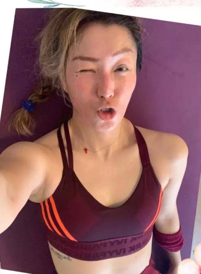 郑秀文晒运动美照,穿背心秀出好身材,香汗淋漓太活力_头发_青春_皮肤
