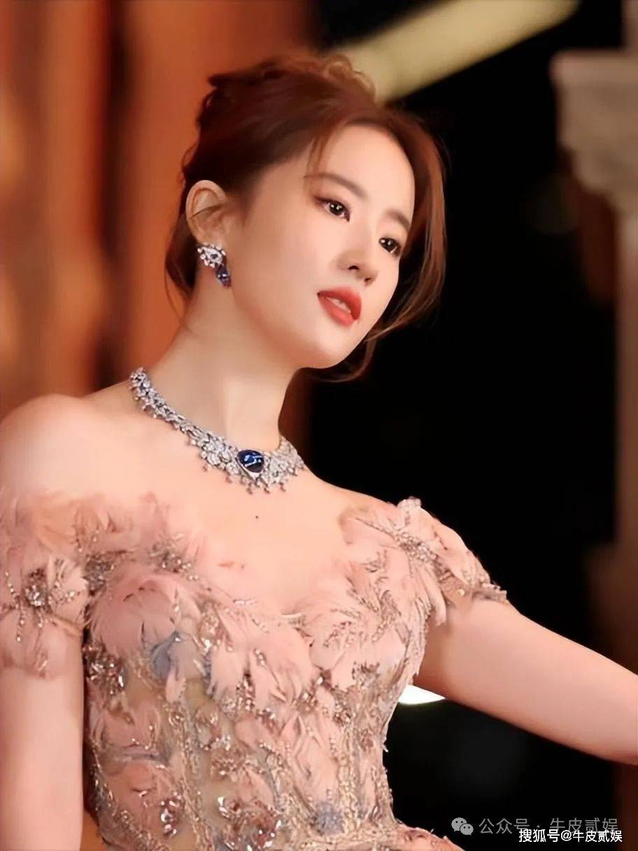 一个成顶流一个却死活都红不了,连于正都发愁_李一桐_刘亦菲_李沁