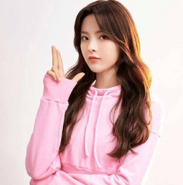 杨超越更博称想买房,101组合仅一人回复,与成员关系显而易见_傅青