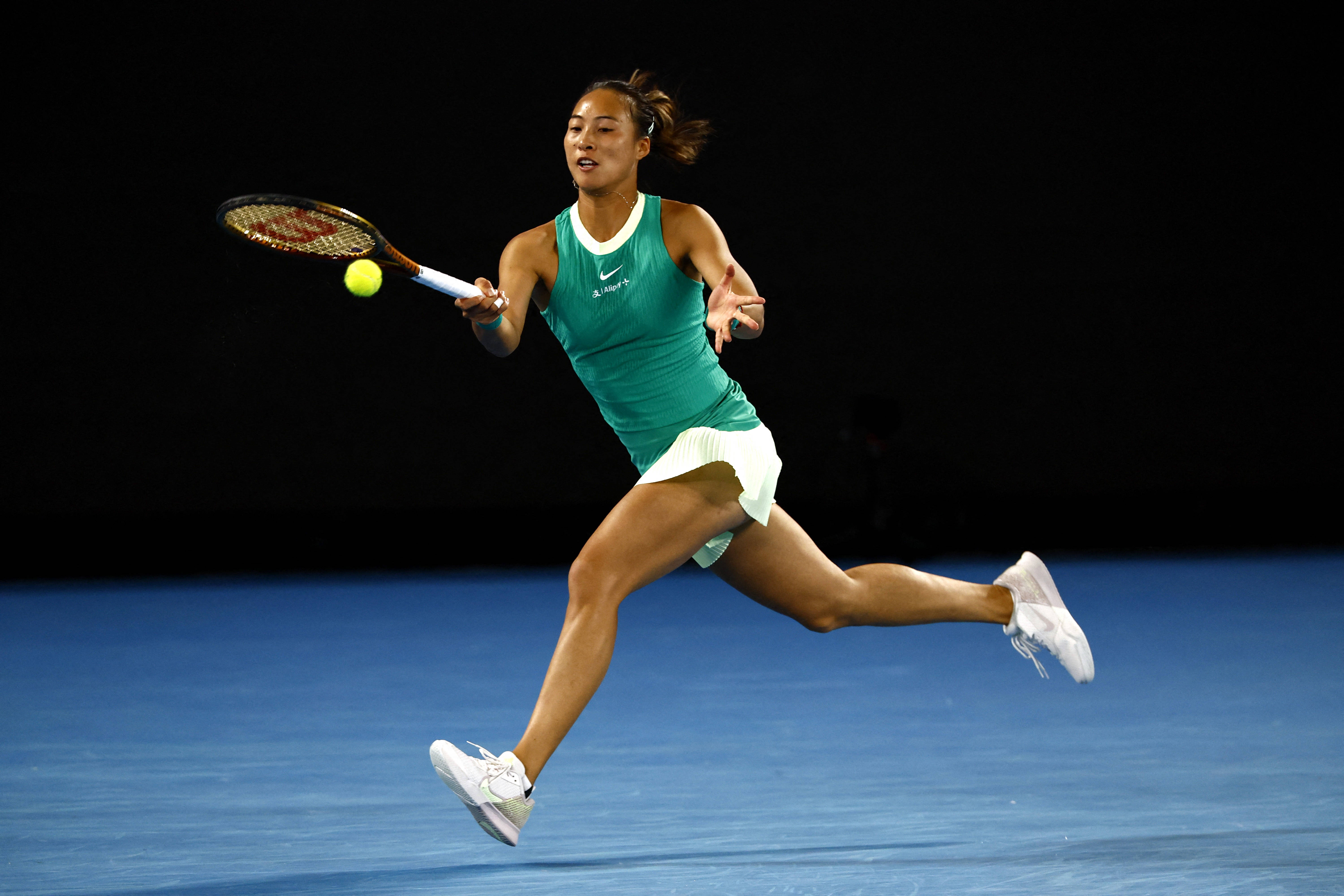 中国网球女将郑钦文成功晋级2024澳网女单八强