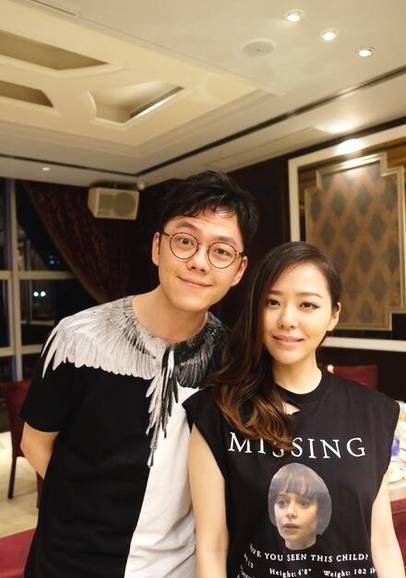 张靓颖与男友出行曝光,当街搂抱似人形挂件,比起新郎更爱伴郎_陈秋莳