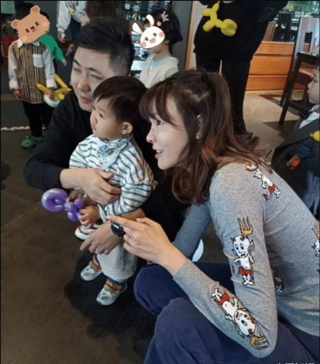李艾夫妇携子参加生日会,一家三口同框合照,张徐宁眨眼成亮点_灯泡