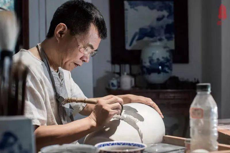 景德镇新晋中国工艺美术大师黄景藏:青花分水技艺的传承与创新_陶瓷