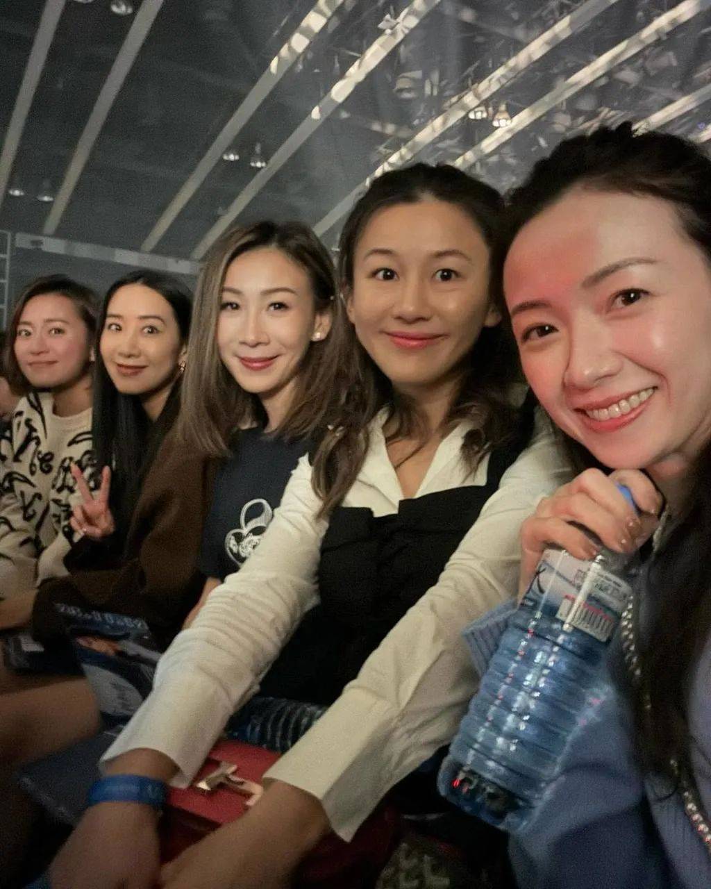 们都各有各的家庭和生活,仍专注在娱乐圈打拼的也只有邓丽欣和傅颖