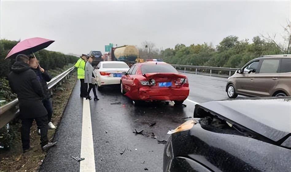 1997年11月,该团伙中的3名成员在昆明开发区偷了一辆吉普车,加上原本