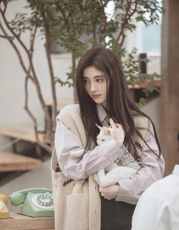 原创26岁鞠婧祎晒春游美照,站在台阶上凹造型那刻,确定身高159?