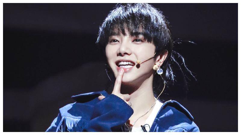 华晨宇和蔡徐坤,谁才是你心目中的偶像?_舞台_才华_音乐