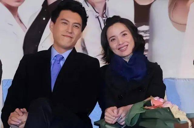 穿一身黑气质绝佳,靳东捡到宝了_李佳_表演_生活
