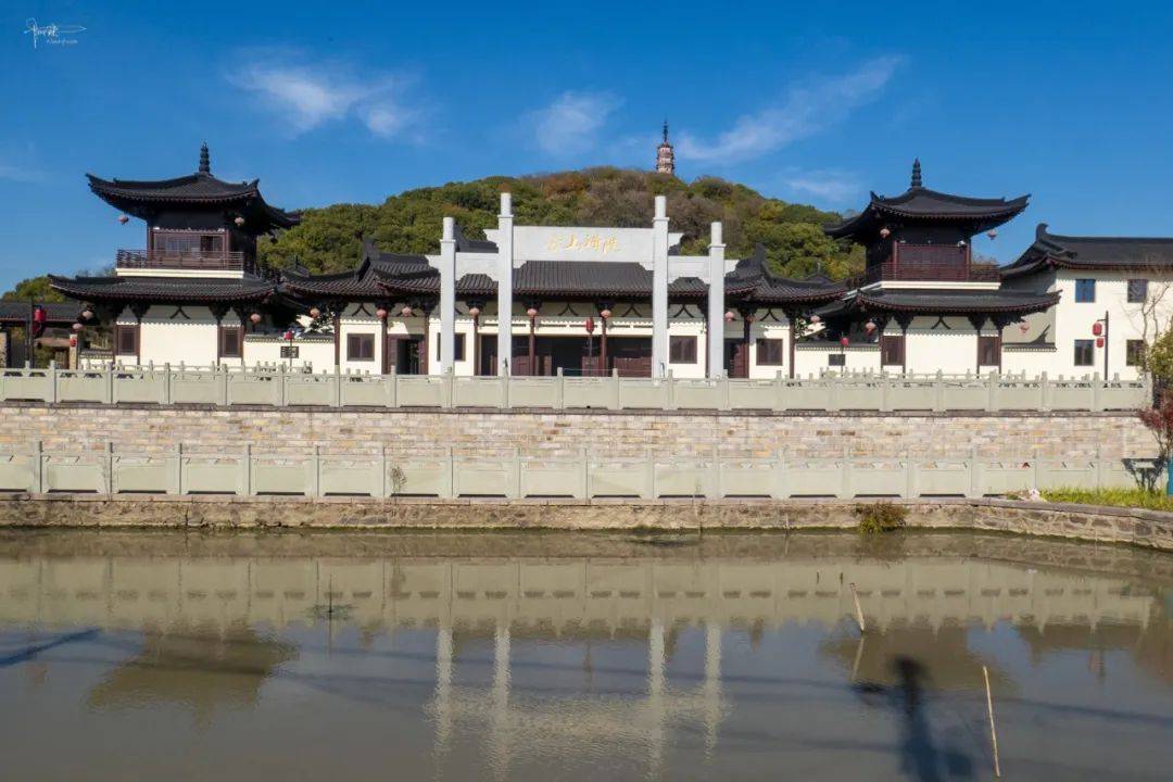 湖州含山仅60米高,上有宋代笔塔,当地人每年都会来这里轧蚕花