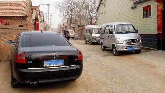 在外地打工回家过年的人,为什么都喜欢开车回农村_春运_面子_汽车