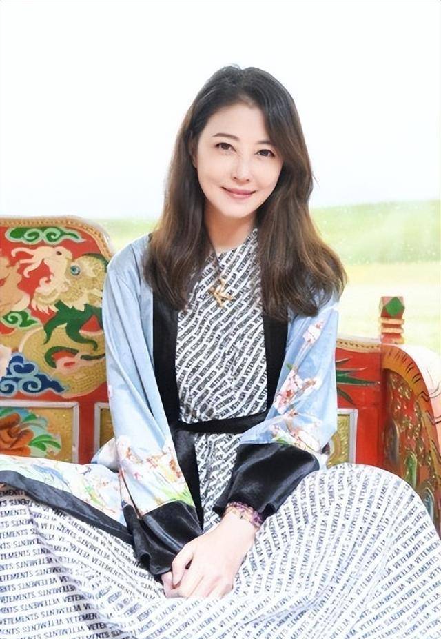 周海媚死因公布,突发心脏病猝死,母亲继承遗产后以其名义做公益_家人