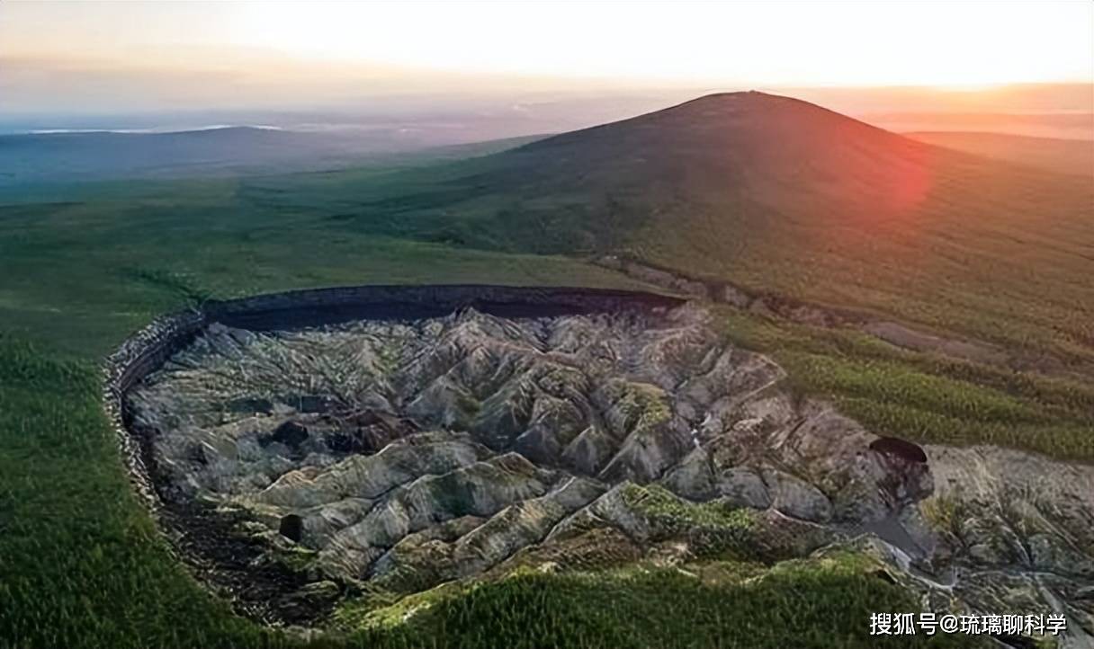 不断扩大！俄罗斯的“地狱之门”逐渐吞噬一切，人类无法阻止_搜狐网, image size:1216x722