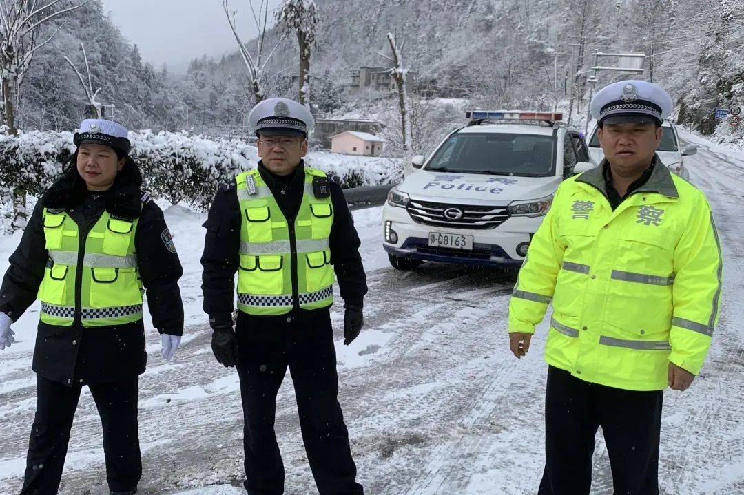 督促車輛加掛防滑鏈,做到平安守護見警察,見警車,見警燈