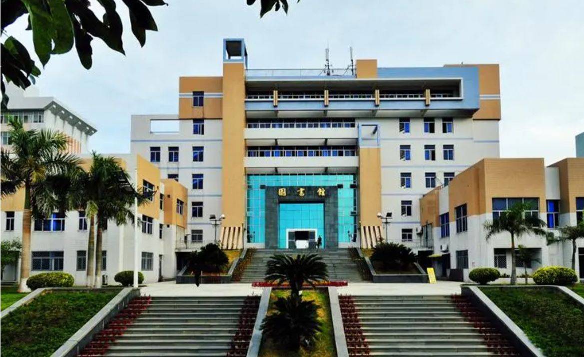 在福建师范大学福清分校基础上整合福建侨兴轻工学校的办学资源设置