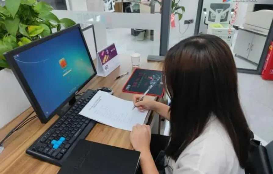 "听不懂话还怪领导",女大学生实习第一天便犯错,网友却称活该_工作