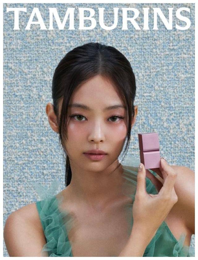 在公开得到照片中,jennie穿着一件绿色连衣裙,与她所穿的高跟鞋颜色相