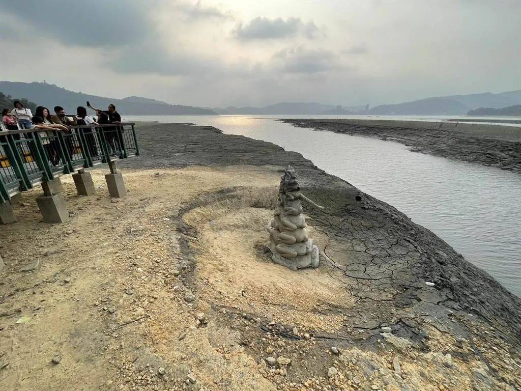 (臺灣出現嚴重乾旱,日月潭九蛙疊像顯現)不過比起自身因素限制