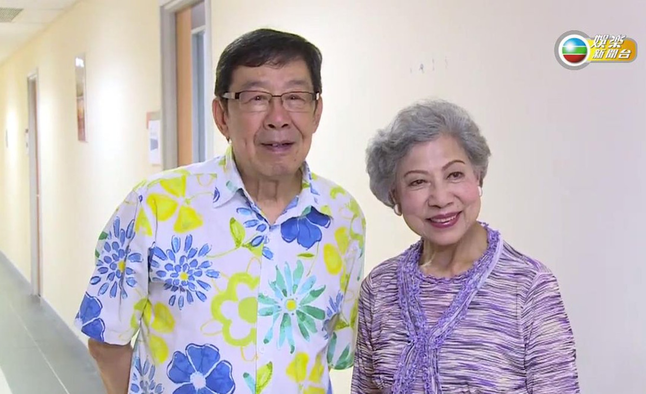 穿红色西装帅气喜庆,罗兰站角落,大合照引争议_祝福_明星_演艺圈