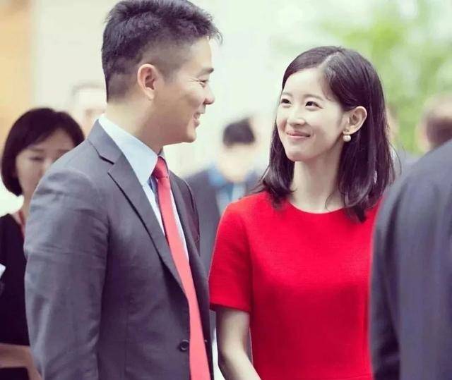 章泽天二胎疑为双胞胎,在伦敦公园首亮相,英国护照疑已入手_刘强东