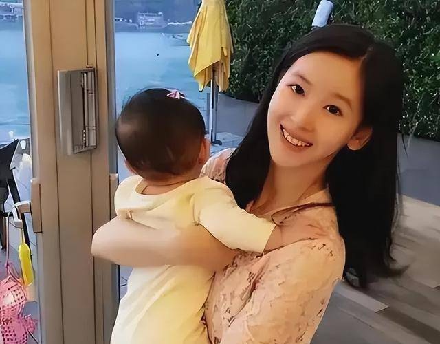 章泽天二胎疑为双胞胎,在伦敦公园首亮相,英国护照疑已入手_刘强东