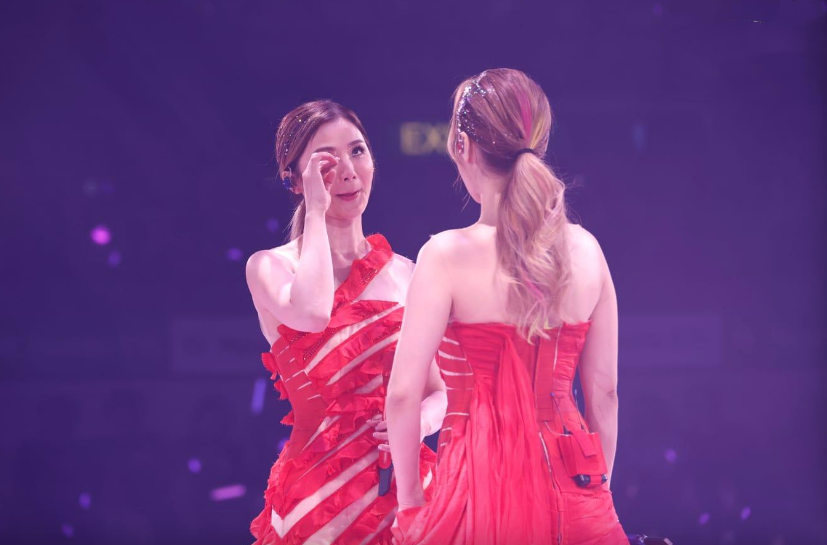 twins红馆个唱开锣泪洒舞台,37首经典唱不停,数十位艺人送花篮_演唱会