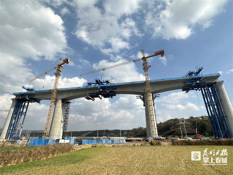 渝昆高鐵雲貴段臘味特大橋連續梁中跨合龍_施工_技術